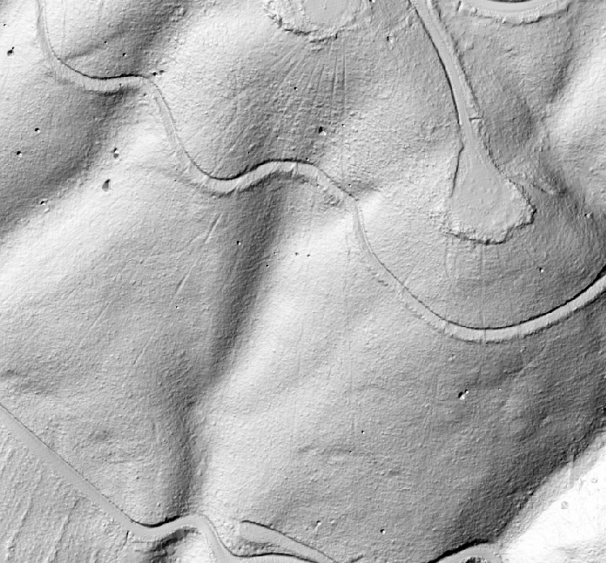 Modelo digital de terreno en sombreado, con caminos y quebradas visibles